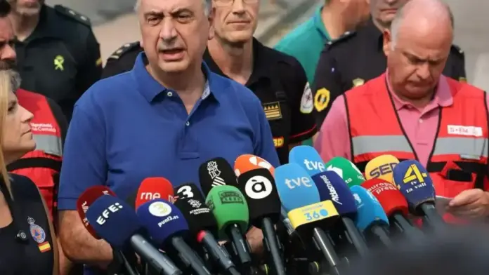 Desplegament de la Generalitat per combatre un incendi a la Vall d’Uixó, amb efectius terrestres i mitjans aeris.