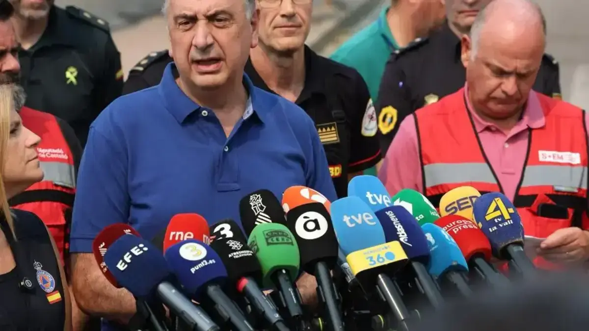 Desplegament de la Generalitat per combatre un incendi a la Vall d’Uixó, amb efectius terrestres i mitjans aeris.