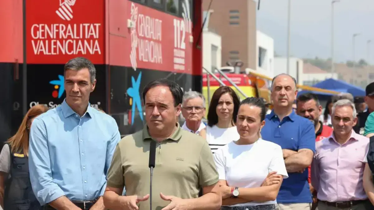 Pérez Llorca parla davant de públic sobre el suport del Consell als afectats de l’incendi a la Vall d’Uixó.