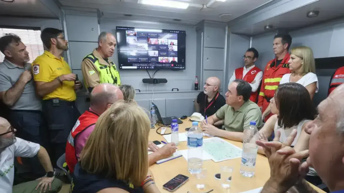 Pérez Llorca en una reunió del CECOPI per coordinar l’extinció d’un incendi a La Vall d’Uixó.