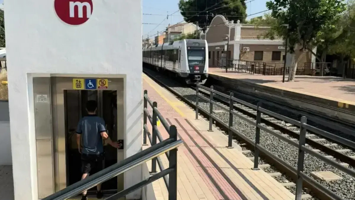 Ascensors instal·lats a l’estació de l’Alcúdia, a la línia 1 de Metrovalencia.