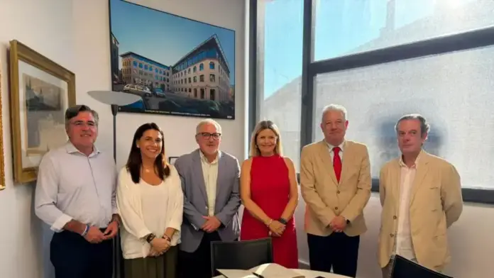 Persones en un acte sobre el projecte pilot FP+U (2+3) a Alcoi
