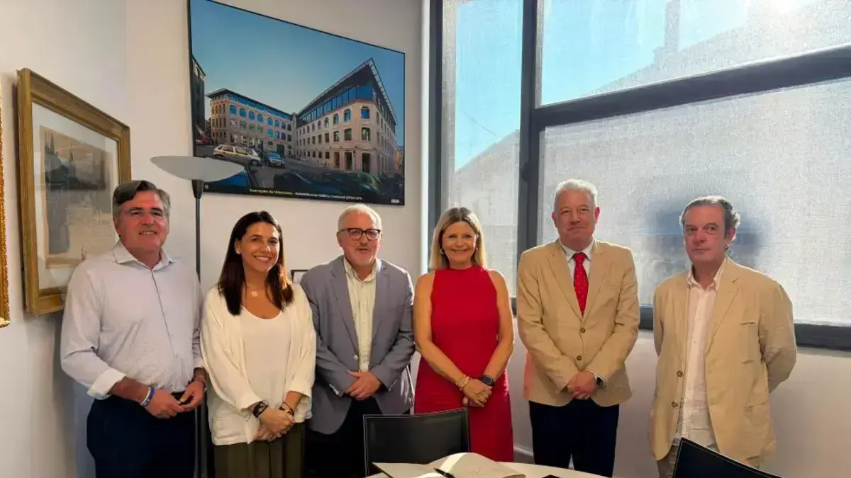Persones en un acte sobre el projecte pilot FP+U (2+3) a Alcoi