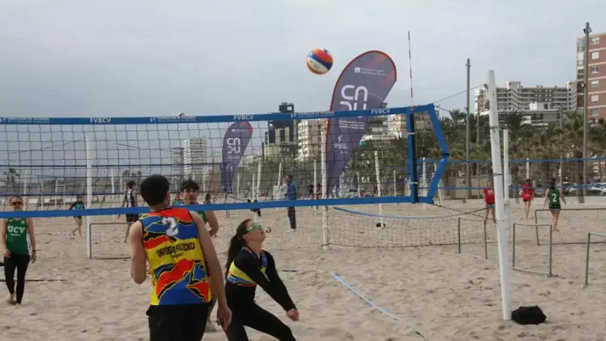 Persones practicant esport universitari en una instal·lació esportiva, en el marc d’ajudes de la Generalitat.