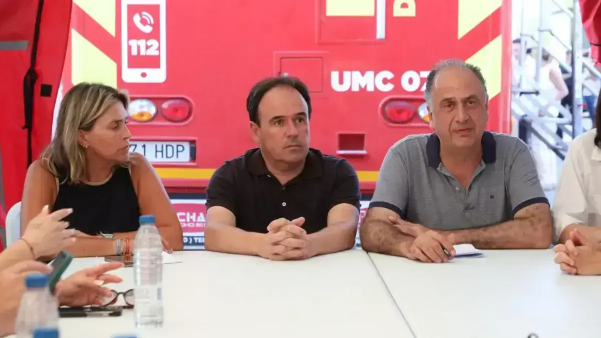 Pérez Llorca en una reunió amb alcaldes dels municipis afectats per l’incendi forestal de La Vall d’Uixó.