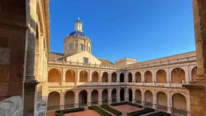 Personal a la Biblioteca Valenciana rep l’hemeroteca històrica del diari Las Provincias.