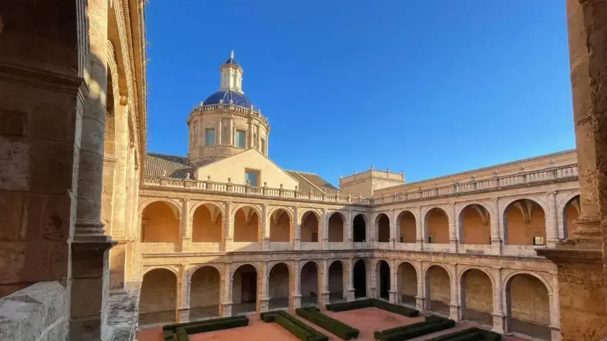 Personal a la Biblioteca Valenciana rep l’hemeroteca històrica del diari Las Provincias.