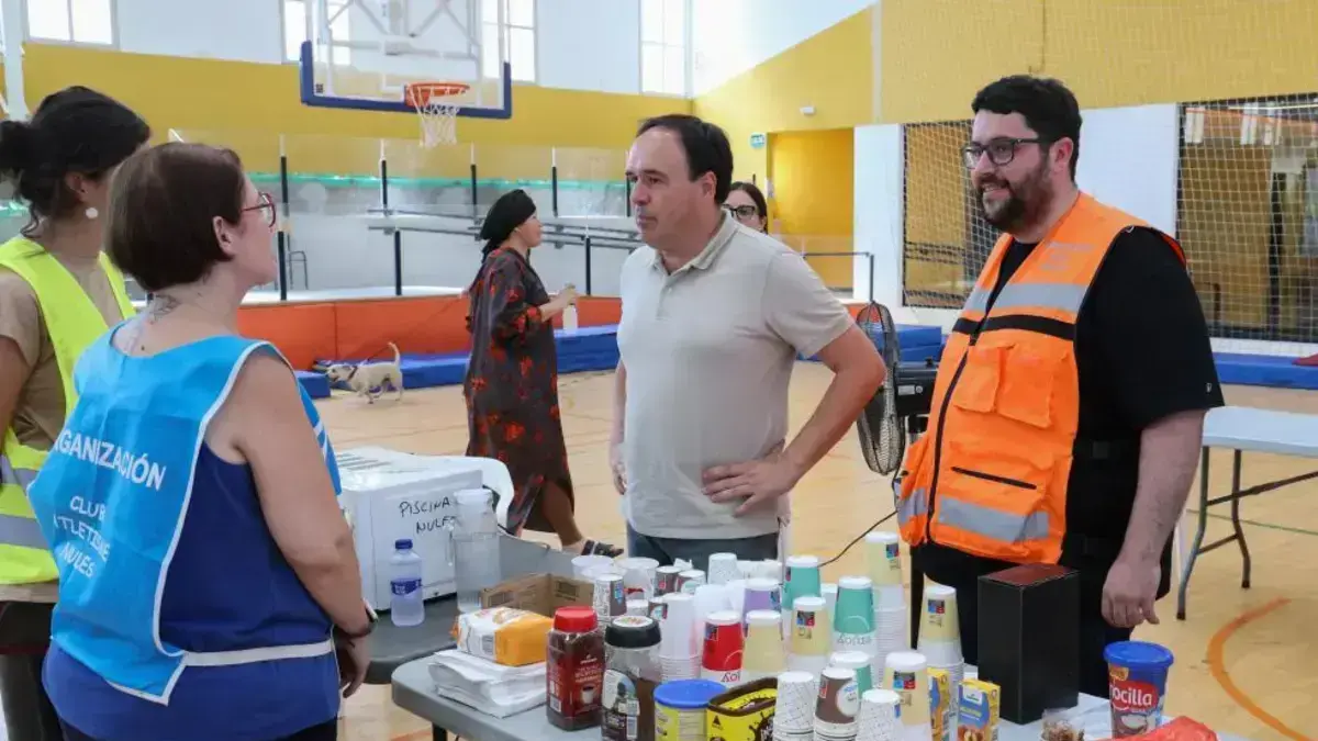 Pérez Llorca recorre punts d’atenció i distribució de recursos per als veïns afectats per l’incendi a La Vall d’Uixó.