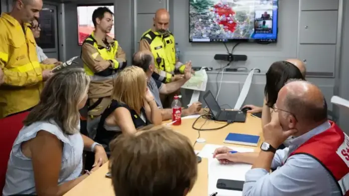 Agents i serveis davant de zones evacuades i confinades afectades per l’incendi a La Vall d’Uixó.