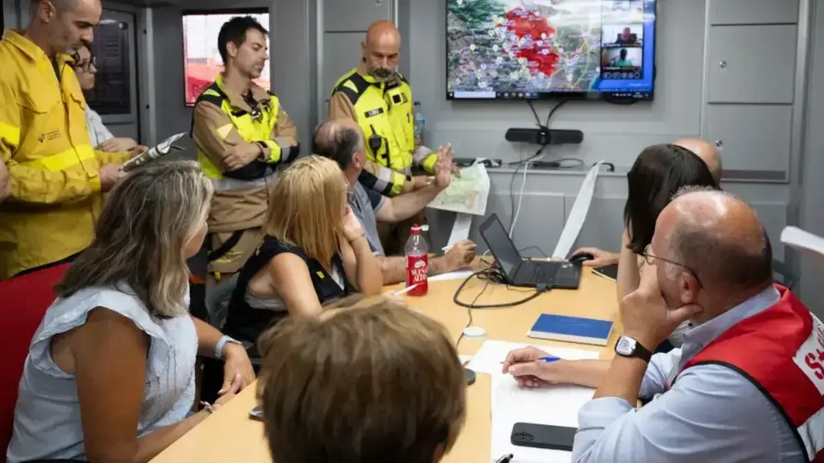 Agents i serveis davant de zones evacuades i confinades afectades per l’incendi a La Vall d’Uixó.