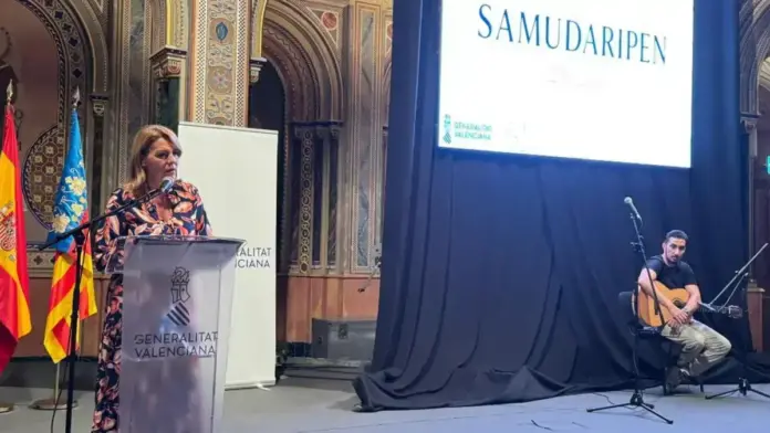 Camarero destaca la fortalesa de la comunitat gitana Camarero parlant en un acte, mostrant suport a la comunitat gitana.