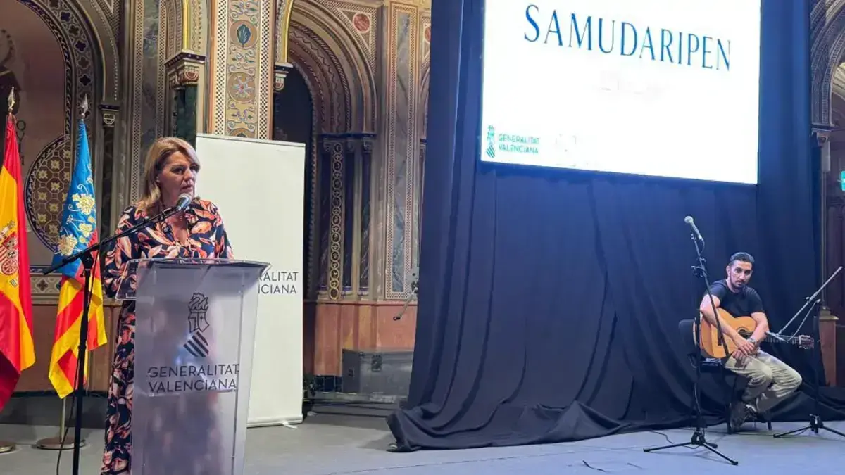 Camarero parlant en un acte, mostrant suport a la comunitat gitana.