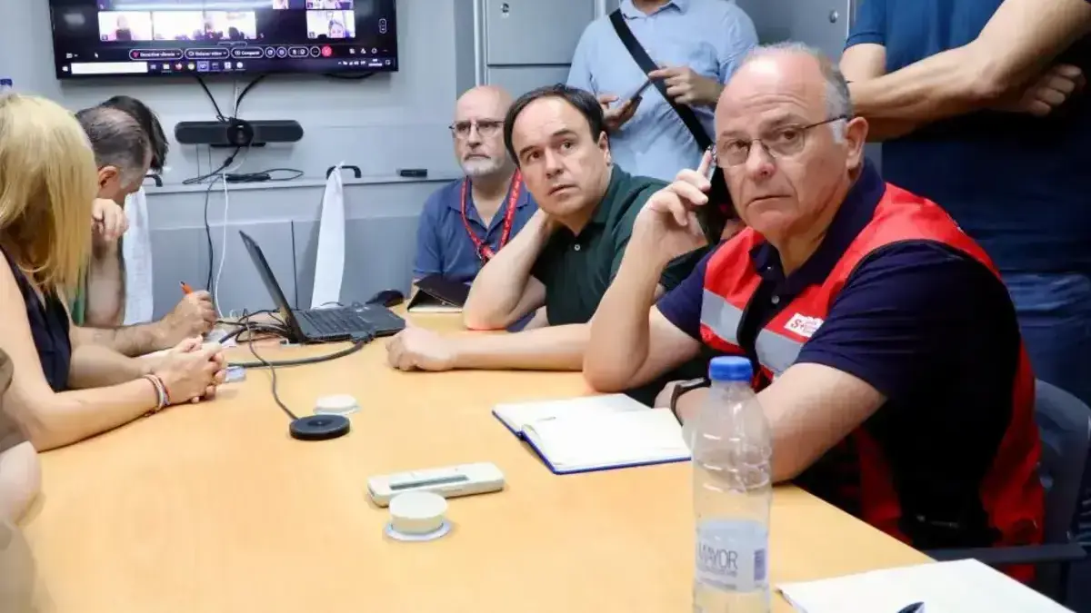 Pérez Llorca assistint a una reunió del Cecopi per coordinar l’extinció d’un incendi a la Vall d’Uixó.