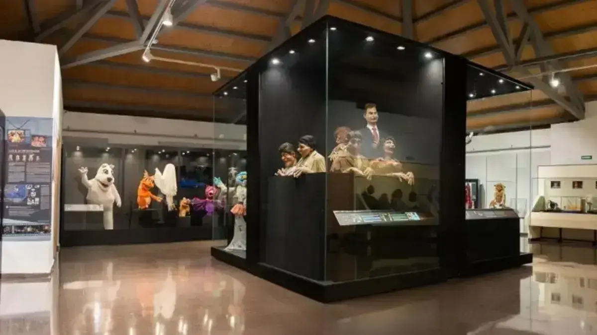 Galeria d’un museu amb elements patrimonials i mobiliari exposat