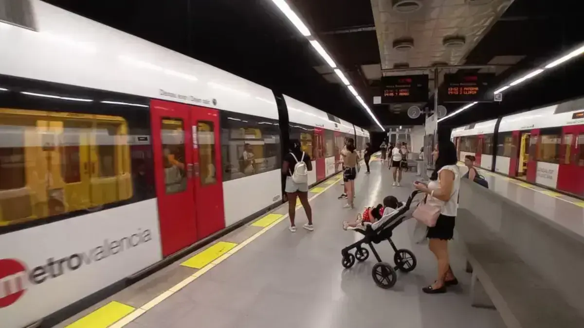 Metrovalencia aplicará l’horari d’estiu a l’agost Estació de Metrovalencia a Torrent Avinguda, amb andanes i senyalització ferroviària