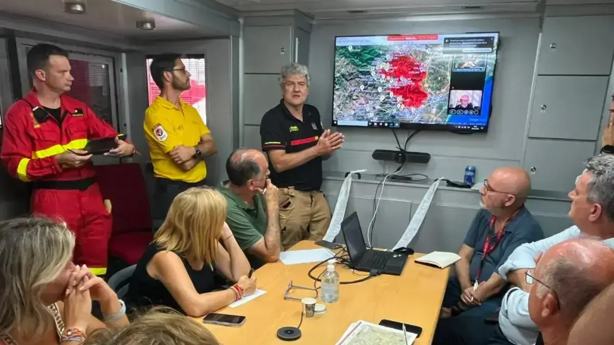 Veïns tornen a les zones desallotjades per l’incendi a la Vall d’Uixó.