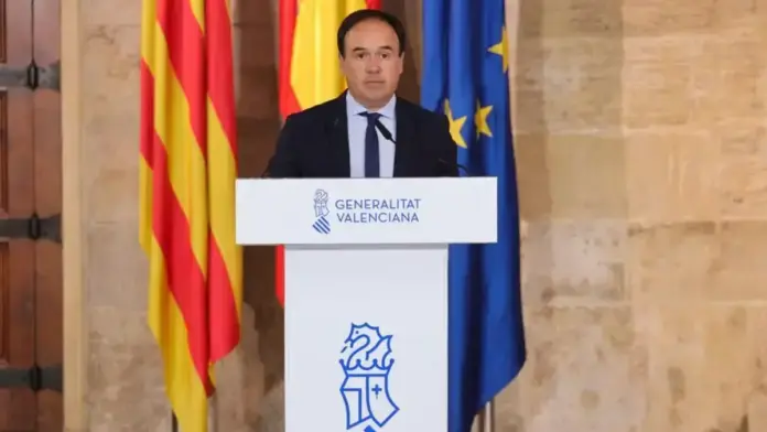 Pérez Llorca anuncia ajudes de la Generalitat per als veïns afectats per l’incendi de La Vall d’Uixó.