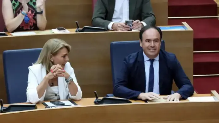 Pérez Llorca, present en la votació de la Llei d’Acompanyament als pressupostos de la Generalitat 2026