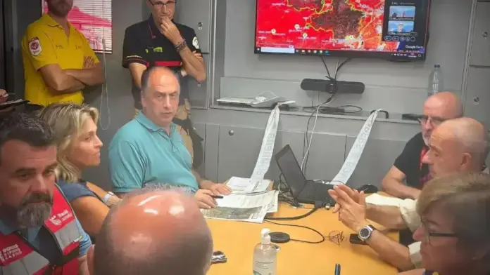 Zona forestal amb tasques d’extinció i presència de bombers a la Vall d’Uixó