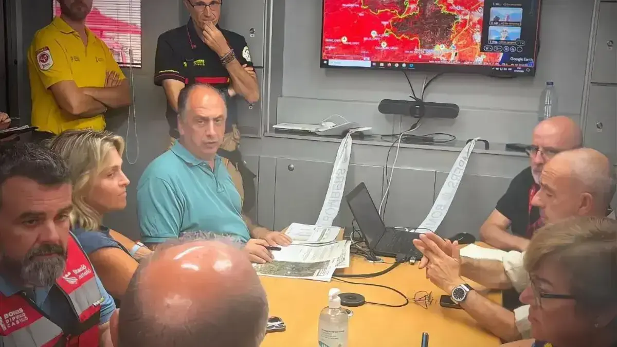 Zona forestal amb tasques d’extinció i presència de bombers a la Vall d’Uixó