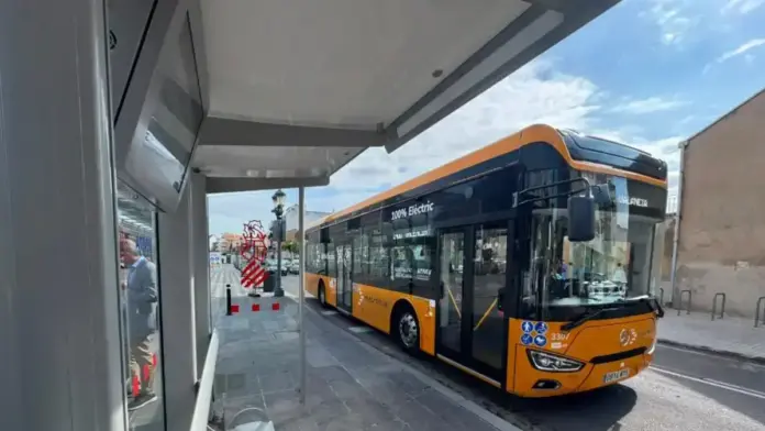 Persones usuàries de Metrobús satisfetes davant del servei després de la renovació de la flota