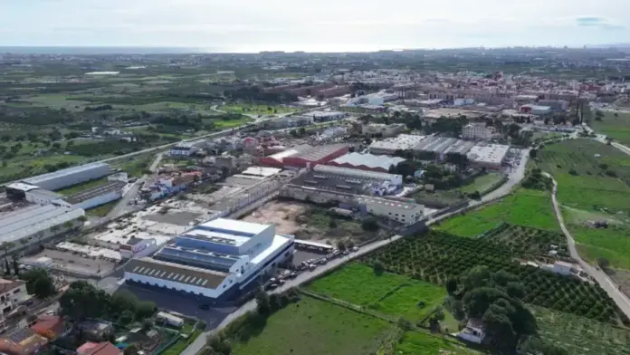 Cartell o oficina vinculada a una iniciativa d’Indústria per finançar entitats i millorar àrees industrials