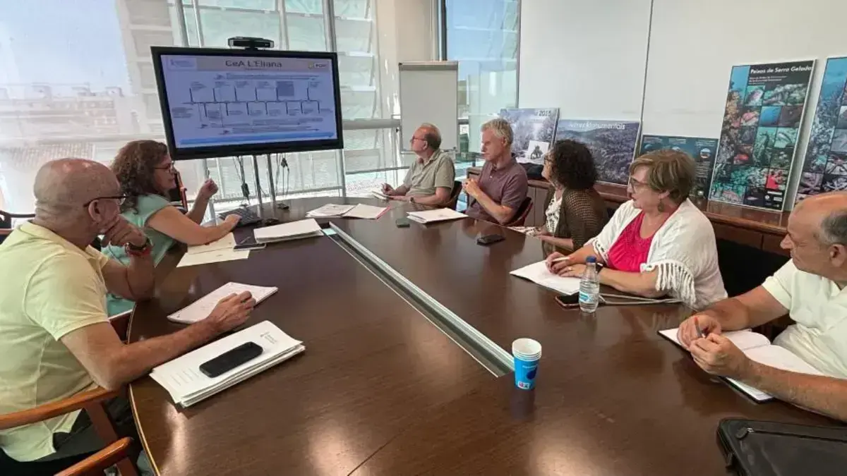 Representació de la trobada institucional per impulsar una solució al pas a nivell de Metrovalencia a l’Eliana.