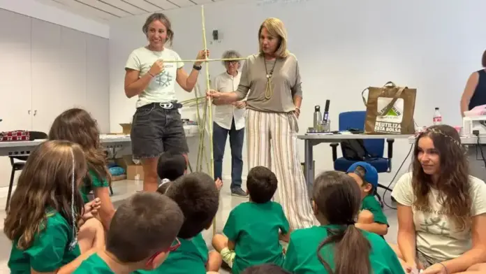 Susana Camarero observant o parlant en referència a les escoles d’estiu