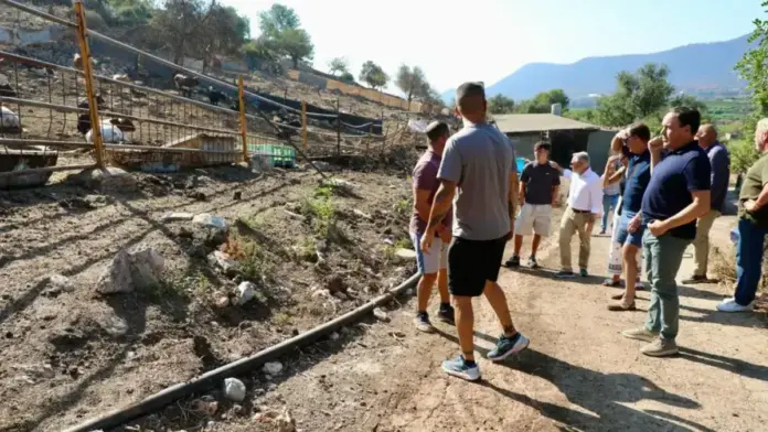 Pérez Llorca en una visita a una ramaderia afectada per l’incendi de la Vall d’Uixó