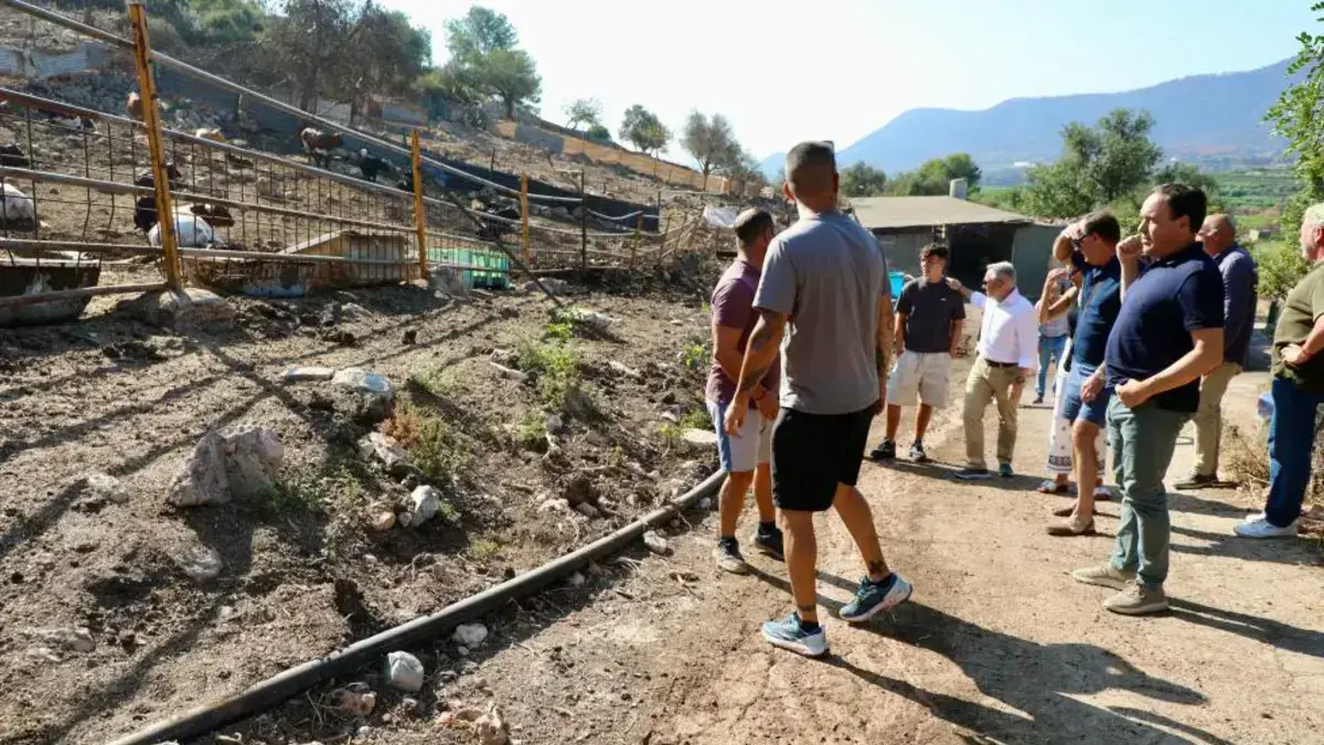 Pérez Llorca en una visita a una ramaderia afectada per l’incendi de la Vall d’Uixó