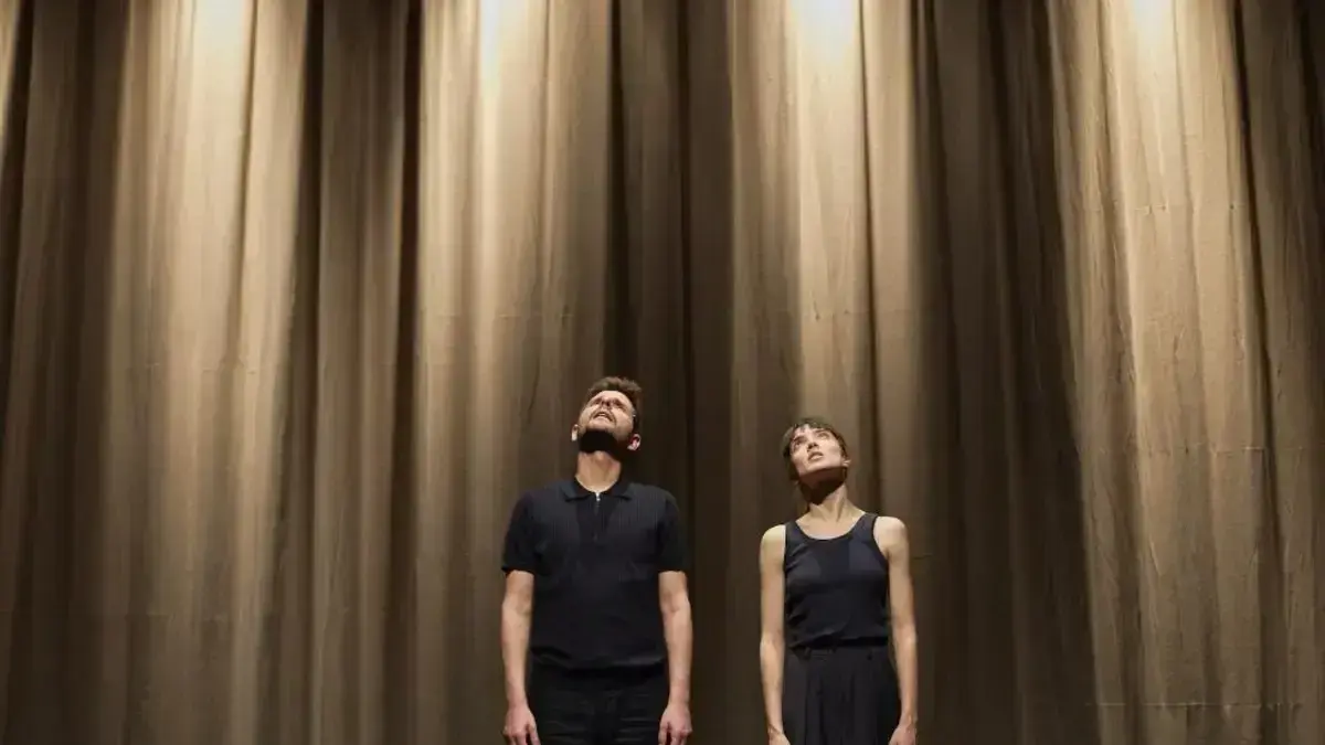 Cartell o escena de la comèdia ‘Original Greek’ en el Teatre Romà de Sagunt.