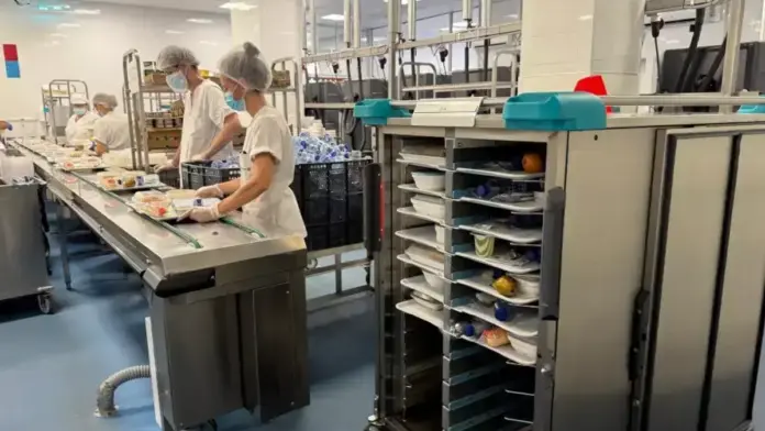 Instal·lacions de cuina del Hospital Doctor Balmis amb el sistema de distribució d’aliments renovat
