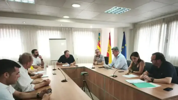 La Generalitat coordina un plan de recuperació a la Sierra de Espadán Personal i autoritats davant d’un entorn afectat per incendis a la Sierra de Espadán