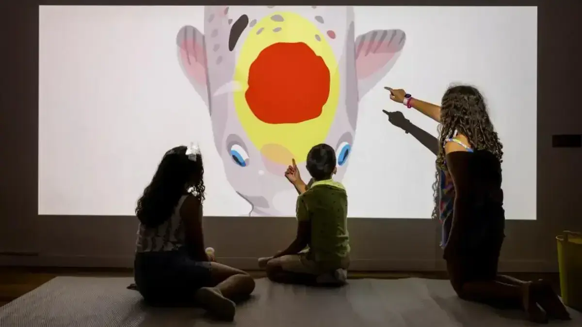 Proposta del IVAM per al públic infantil, amb elements vinculats a llum i color