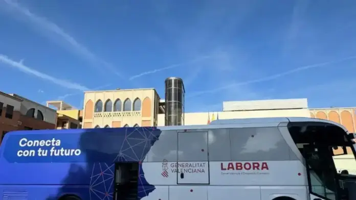 El Bus Labora davant un entorn urbà, amb missatge sobre serveis públics d’ocupació.