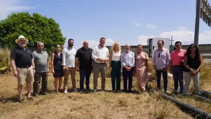 Aparells de vigilància ambiental per mesurar la qualitat de l’aigua en una platja