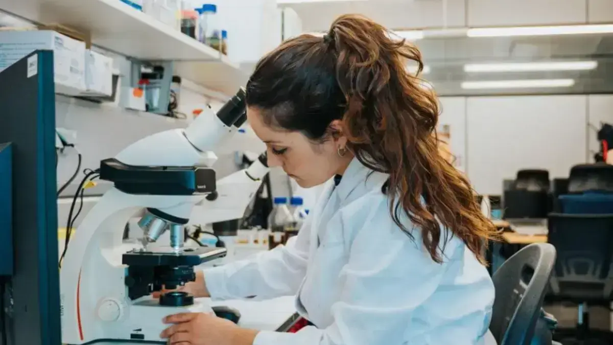 Treballadors i empreses relacionats amb recerca i innovació en un entorn institucional