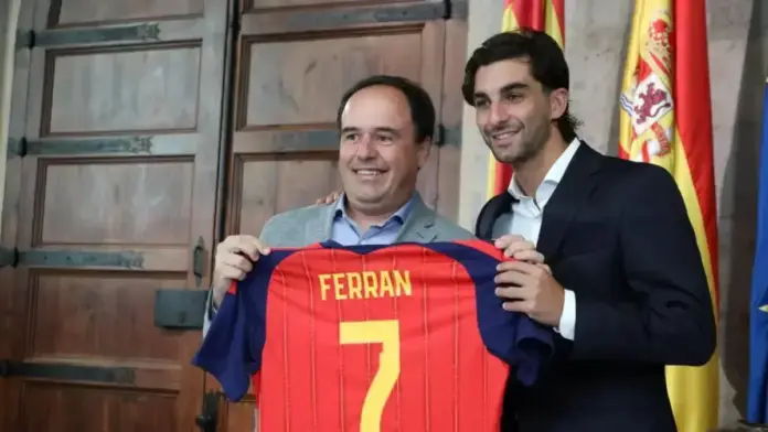 Pérez Llorca parla en acte, destacant la generositat, l’esforç i l’orgull de Ferran Torres.