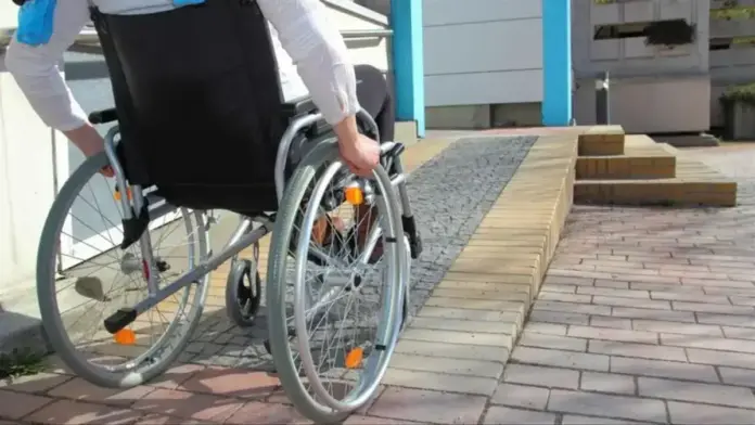 Façana d’un edifici públic amb elements d’accessibilitat per a persones amb mobilitat reduïda.