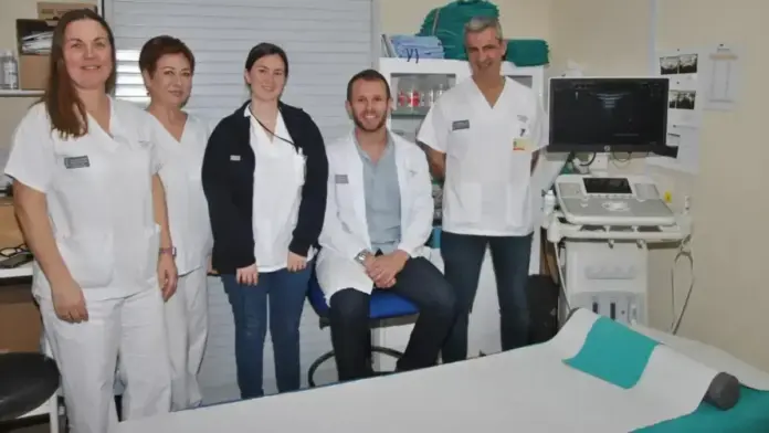 Professional sanitari atenent un pacient al voltant d’un nòdul benigne de tiroides al Hospital General de Castelló.