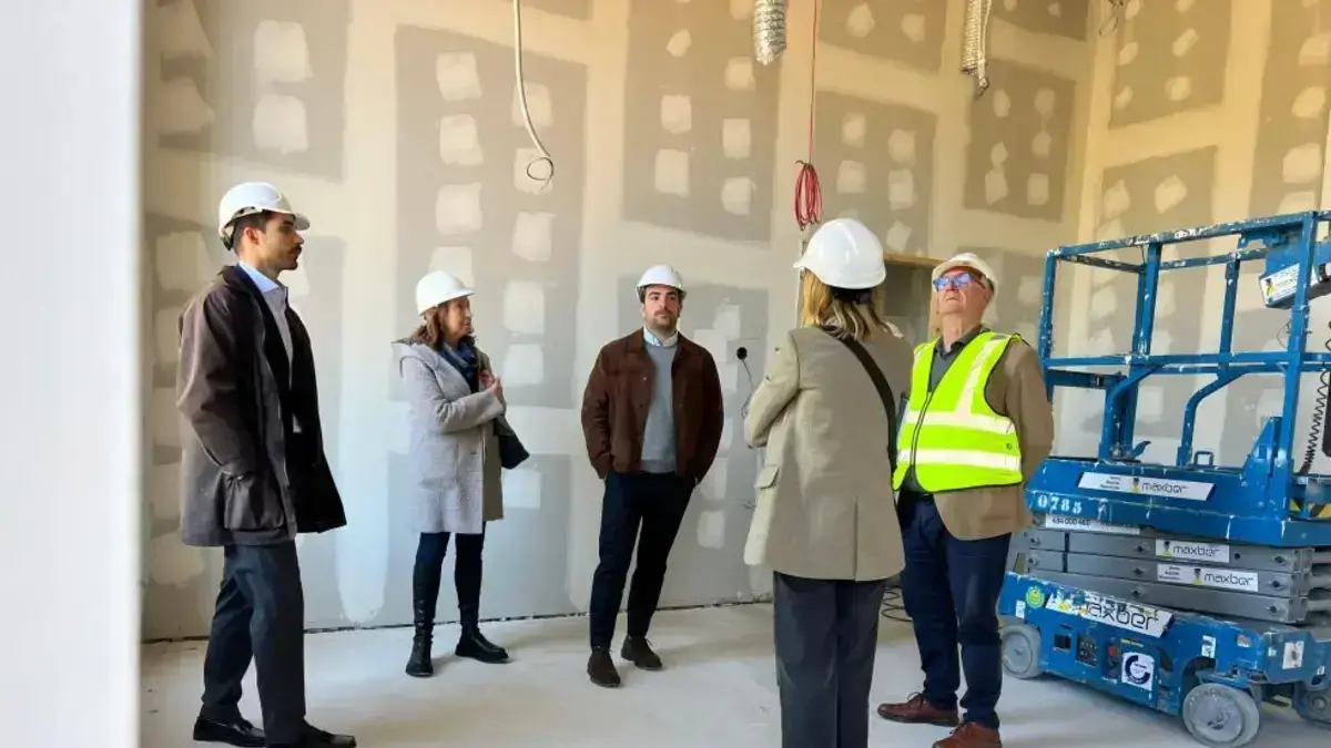 Imatge d’una instal·lació sociosanitària amb persones grans i persones amb discapacitat