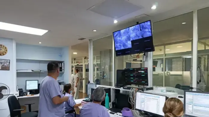 Personal sanitari al costat de monitors a la UCI del Hospital Sant Joan d’Alacant