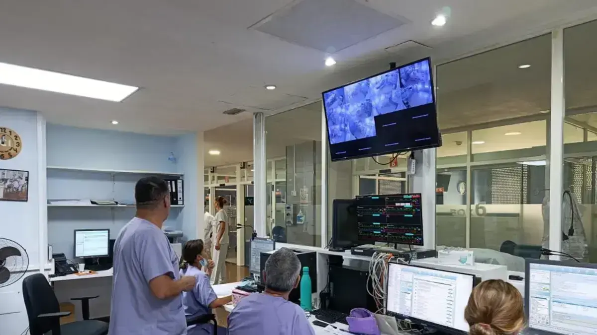 Sistema de monitorització avançada a la UCI del Hospital Sant Joan d’Alacant Personal sanitari al costat de monitors a la UCI del Hospital Sant Joan d’Alacant
