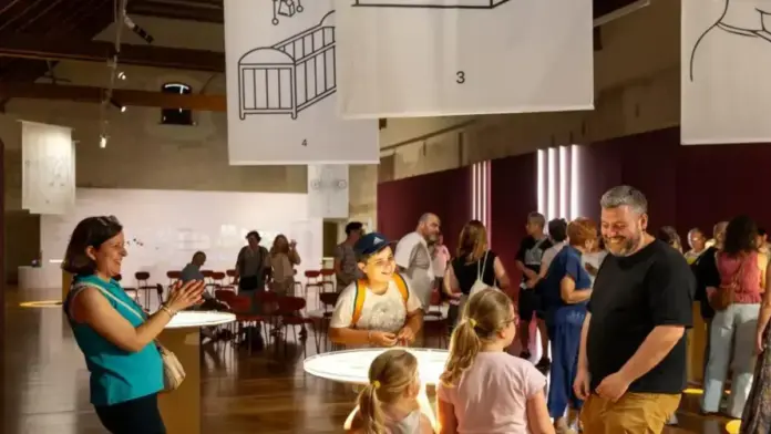 Participants en una activitat del Centre del Carme amb visites i tallers d’estiu per a famílies i públic general.