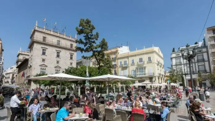 Persones en un establiment hoteler durant la temporada d’agost