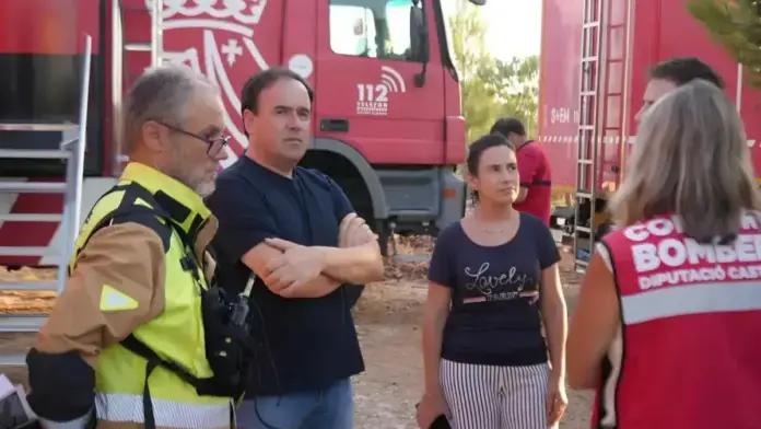 Pérez Llorca al Puesto de Mando Avanzado mentre es coordina l’extinció de l’incendi de Tirig