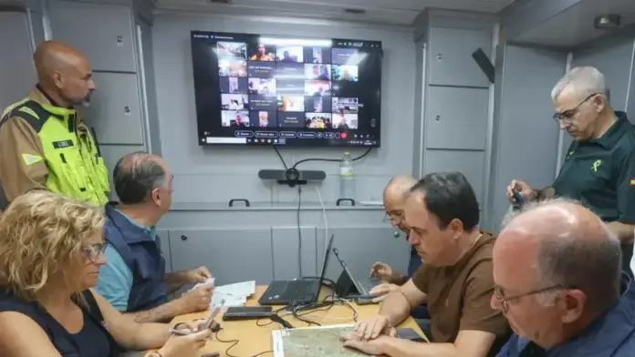 Pérez Llorca assistint a una reunió del CECOPI sobre l’extinció de l’incendi de Tírig.