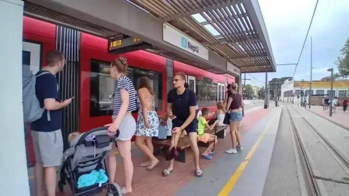 Parada de Neptú de Metrovalencia amb senyalització i marquesines