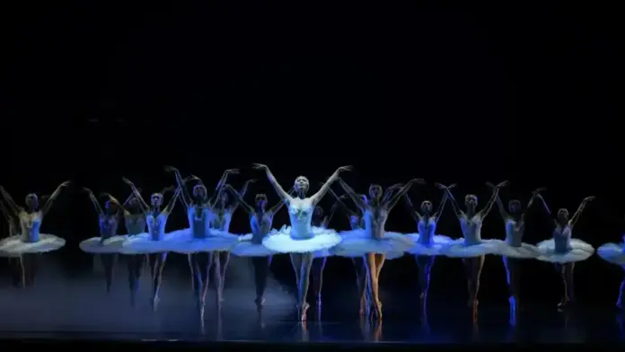 Persones dansant en un escenari, en el marc dels “Divendres de Dansa” de Les Arts.
