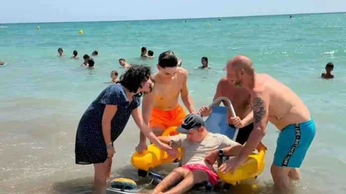 Platja amb zones accessibles i millores per afavorir l’accés de persones amb mobilitat reduïda